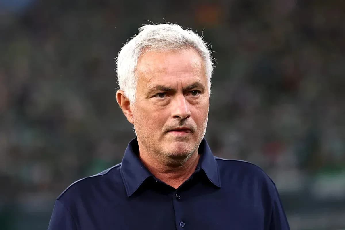 Entrenador observando el partido desde la línea de banda