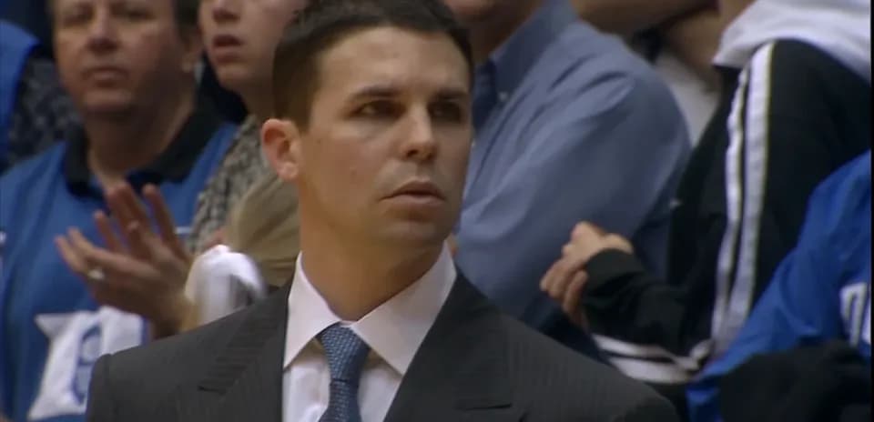 Entrenador observando el juego en la grada