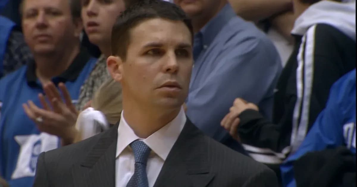 Entrenador observando el juego en la grada