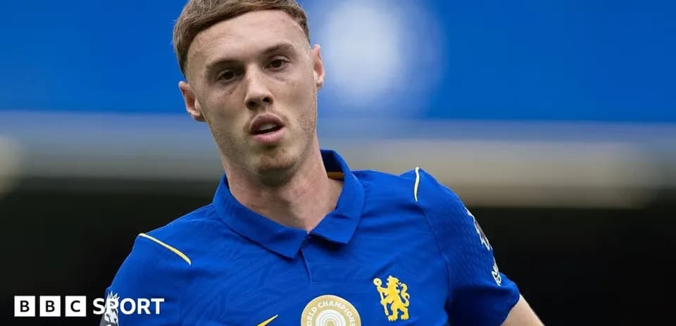 Jugador de Chelsea en uniforme azul durante partido
