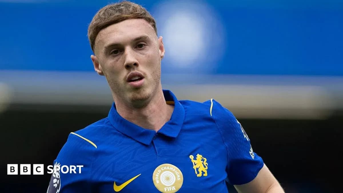 Jugador de Chelsea en uniforme azul durante partido