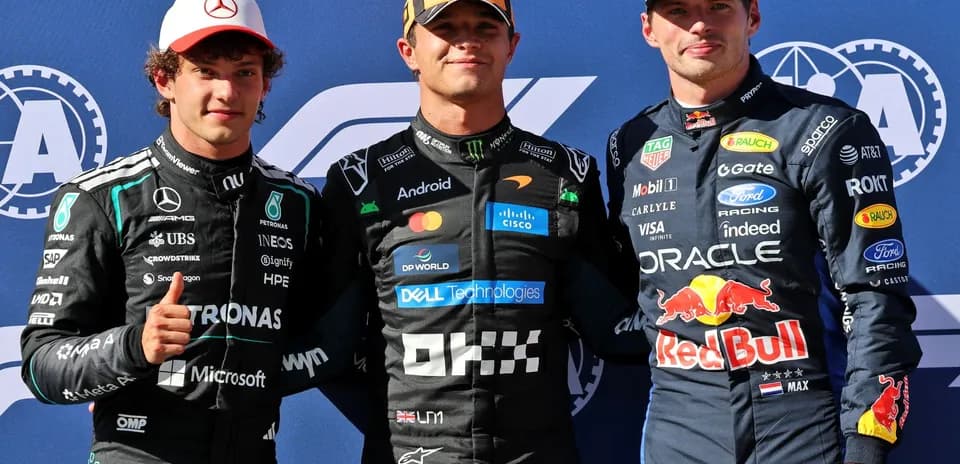 Tres pilotos posando en el podio de Fórmula 1