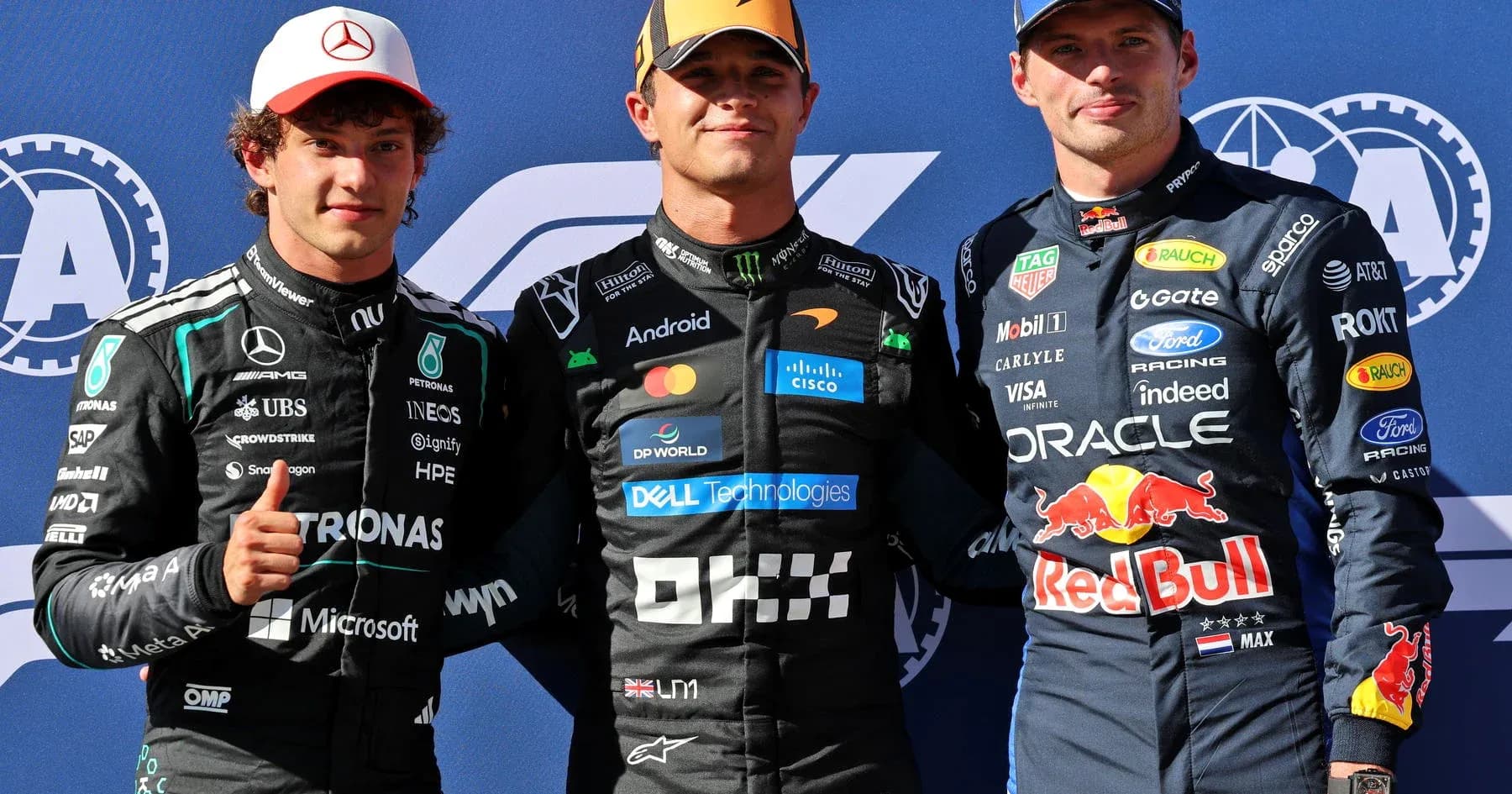 Tres pilotos posando en el podio de Fórmula 1
