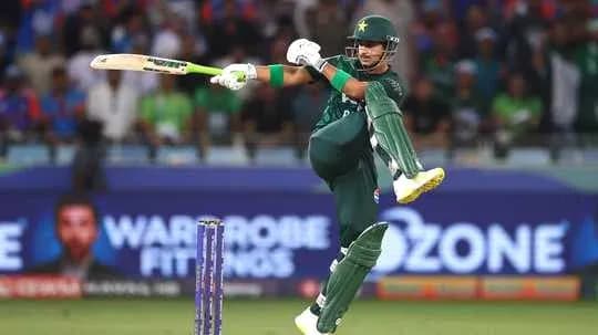 Jugador de cricket de Pakistán bateando en el partido