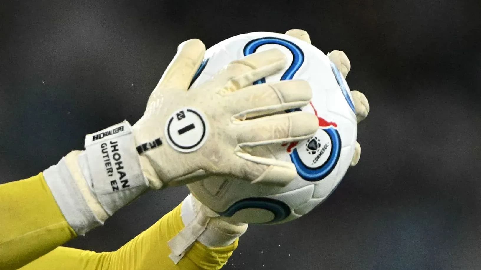 Portero sosteniendo el balón con guantes