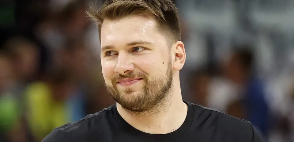 Jugador sonriendo durante calentamiento en cancha