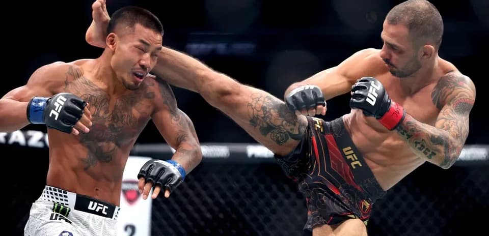 Luchadores de UFC intercambiando golpes en combate