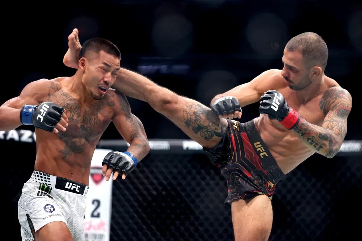 Luchadores de UFC intercambiando golpes en combate