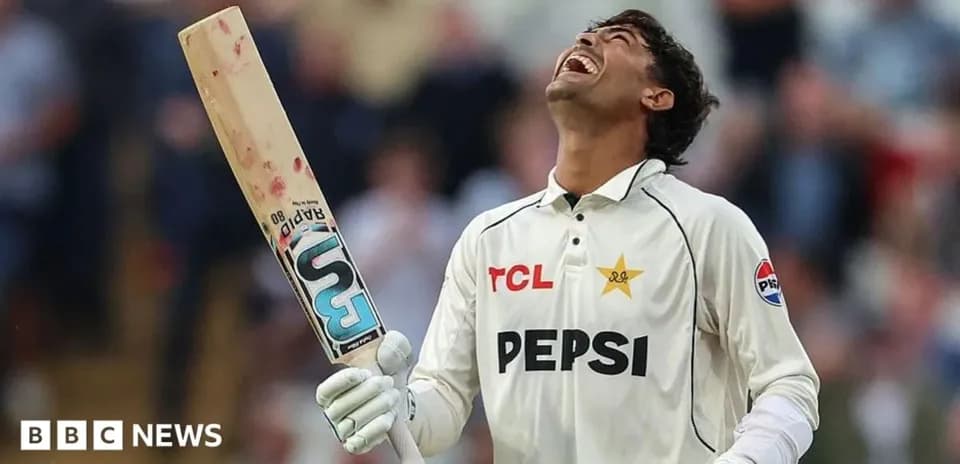 Jugador de cricket levantando su bate en celebración