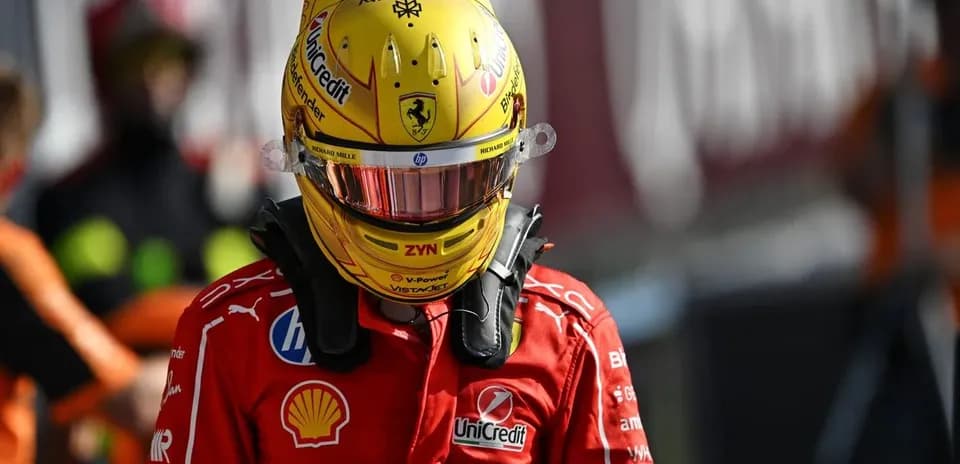 Piloto de Ferrari con casco amarillo en el pit lane