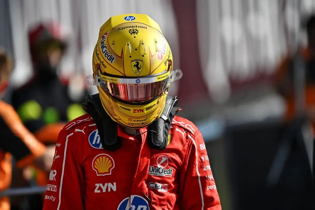 Piloto de Ferrari con casco amarillo en el pit lane