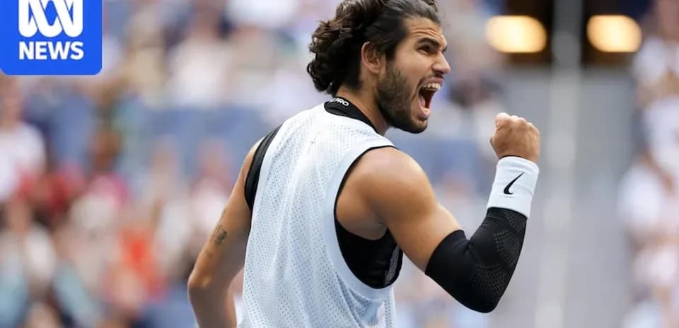 Jugador de tenis celebrando un punto en la cancha