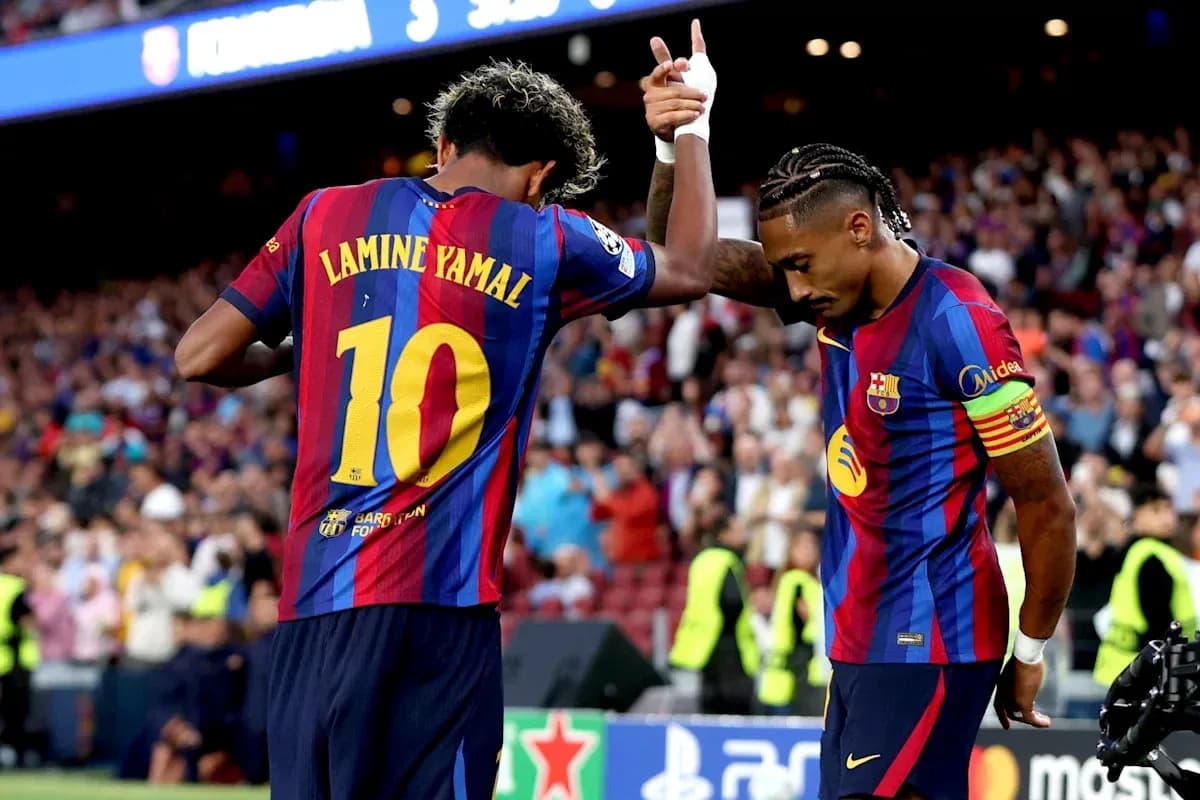 Lamine Yamal y compañero celebrando en el campo
