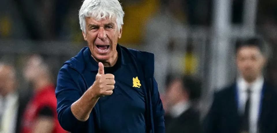 Entrenador dando un pulgar hacia arriba en el partido