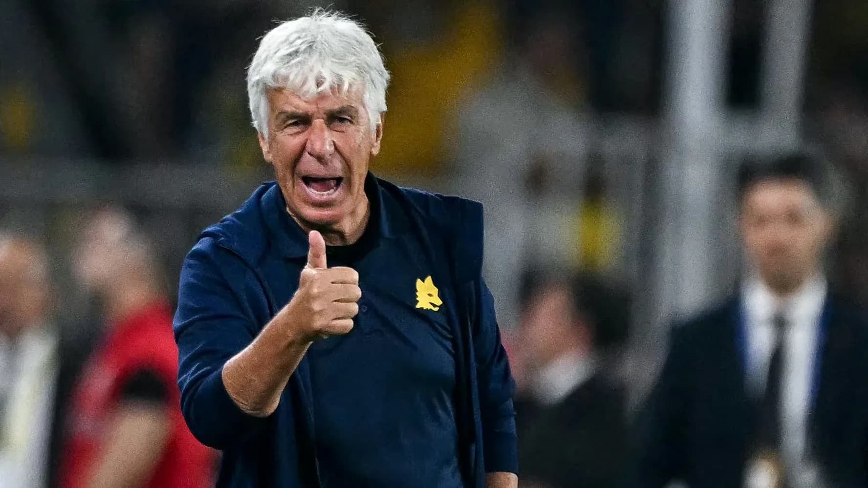 Entrenador dando un pulgar hacia arriba en el partido