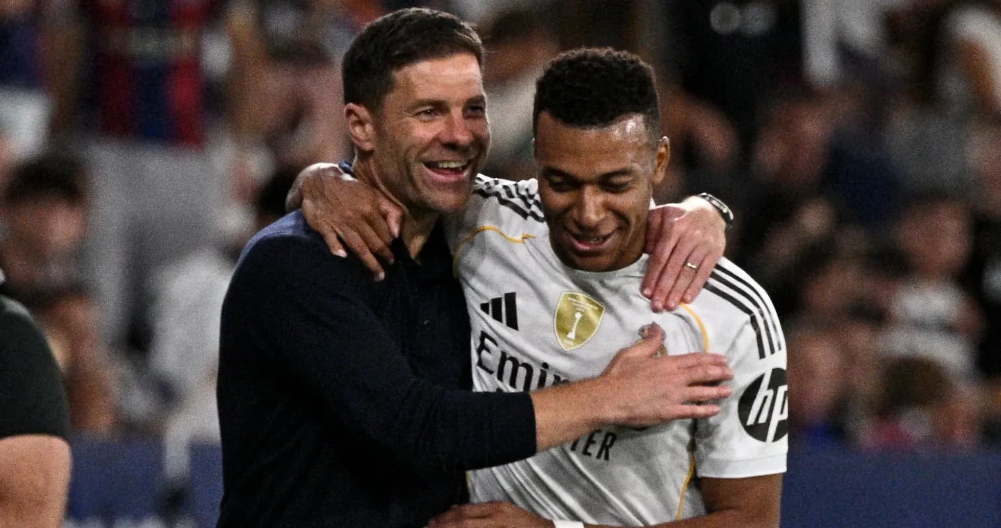 Entrenador y jugador celebrando tras un partido