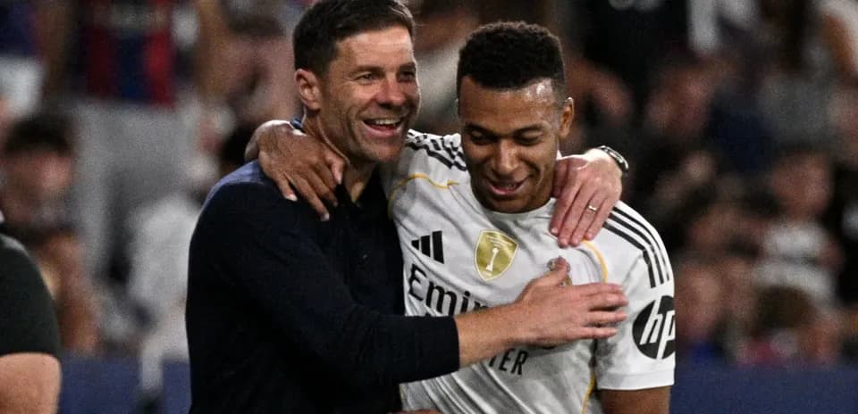 Entrenador y jugador celebrando tras un partido