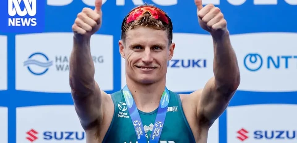 Atleta mostrando pulgares arriba tras competir