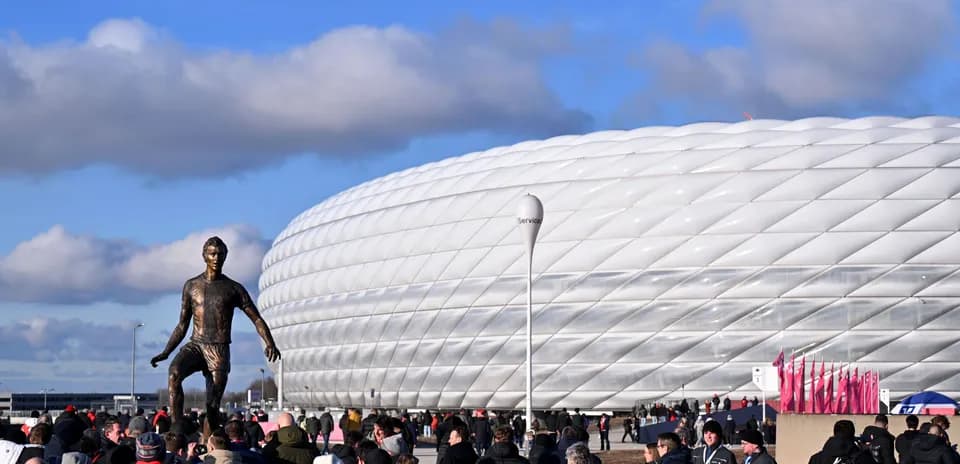 Estadio Allianz Arena con estatua y aficionados