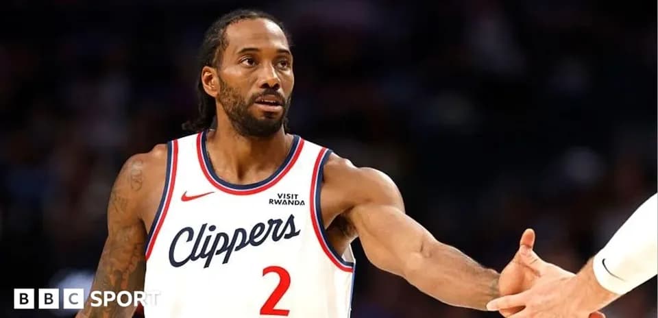 Jugador de los Clippers estrechando manos en cancha
