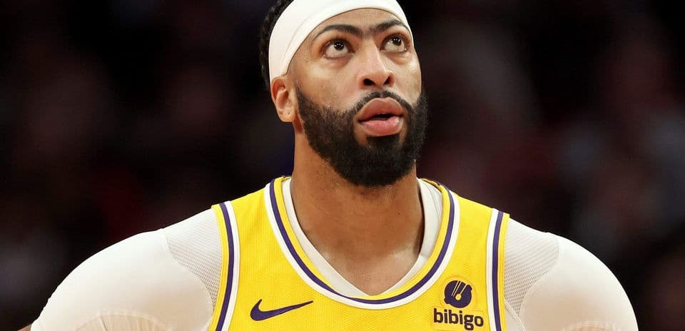 Jugador de los Lakers mirando hacia arriba durante el juego