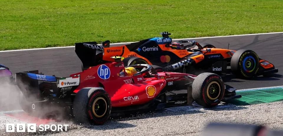 Dos coches de Fórmula 1 compitiendo en la pista