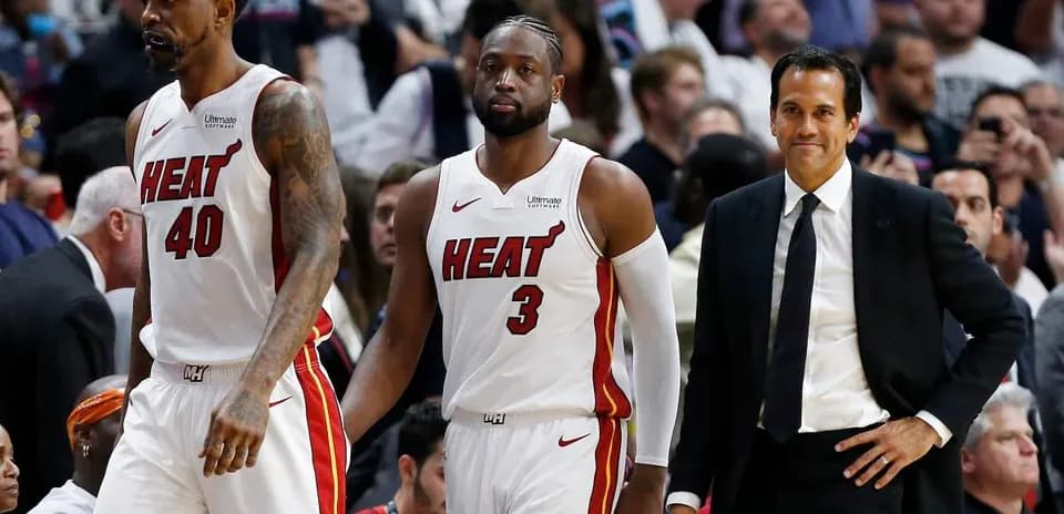 Jugadores de Miami Heat en el banquillo durante el juego