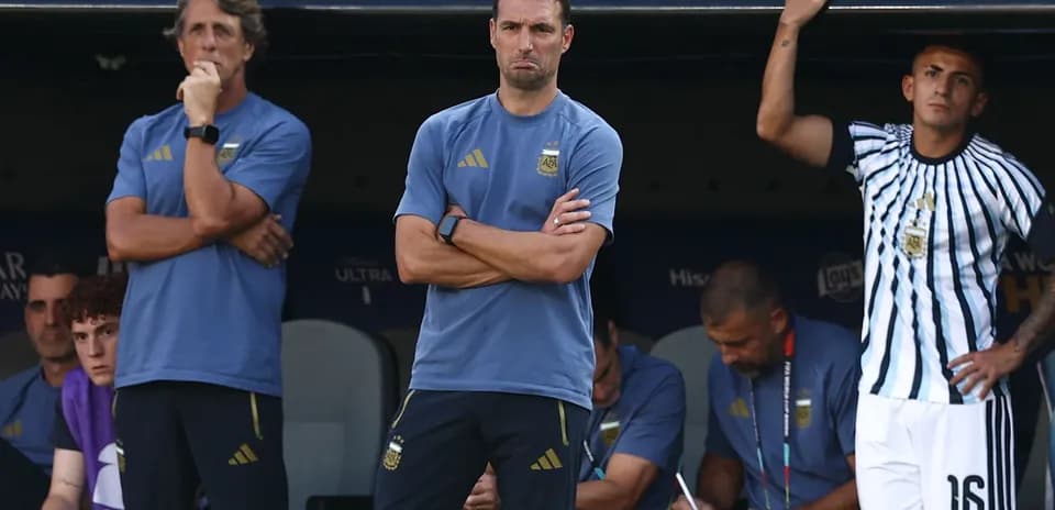 Entrenadores y jugadores en el banquillo durante el partido