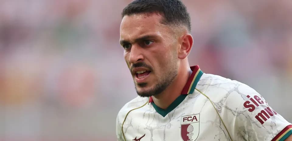 Jugador de fútbol con camiseta de FCA en acción