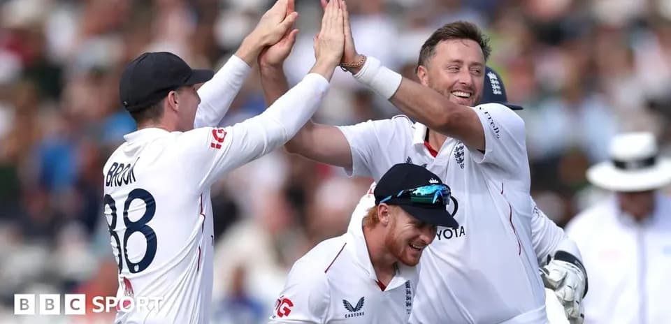 Jugadores de críquet de Inglaterra celebrando un wicket