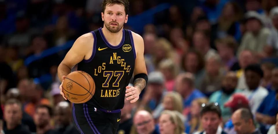 Jugador de baloncesto driblando con el balón