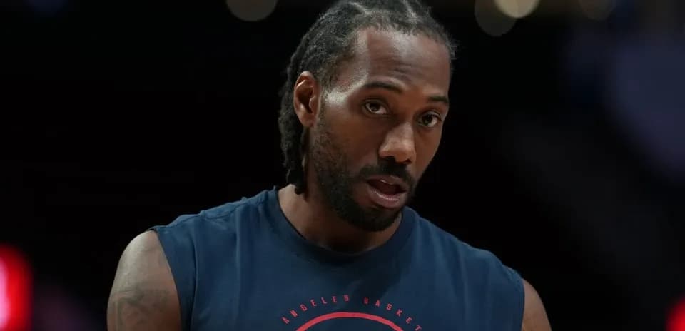 Jugador de baloncesto en camiseta de Los Ángeles