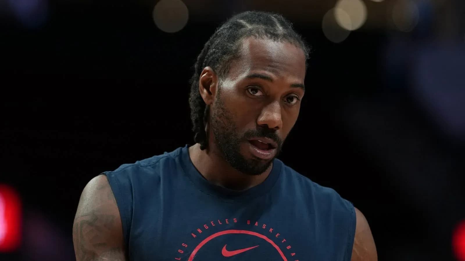 Jugador de baloncesto en camiseta de Los Ángeles