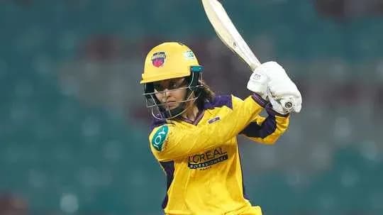 Jugador de cricket bateando en uniforme amarillo