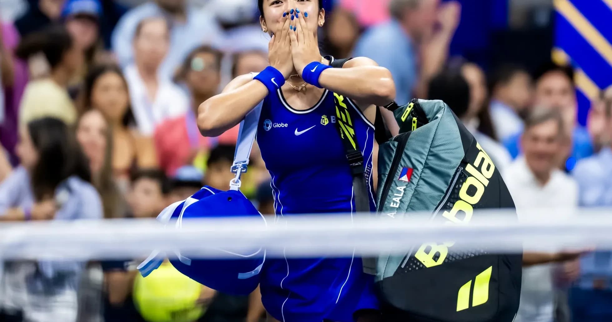 Jugadora de tenis celebrando con raquetas y bolso