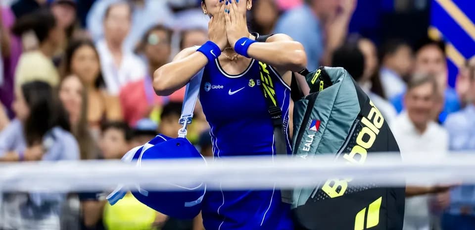 Jugadora de tenis celebrando con raquetas y bolso