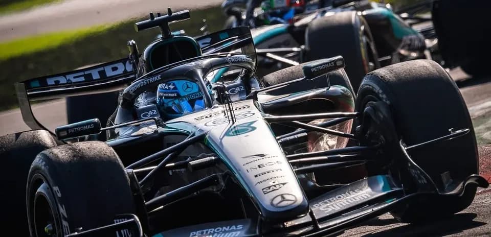 Coche de Fórmula 1 de Mercedes en carrera