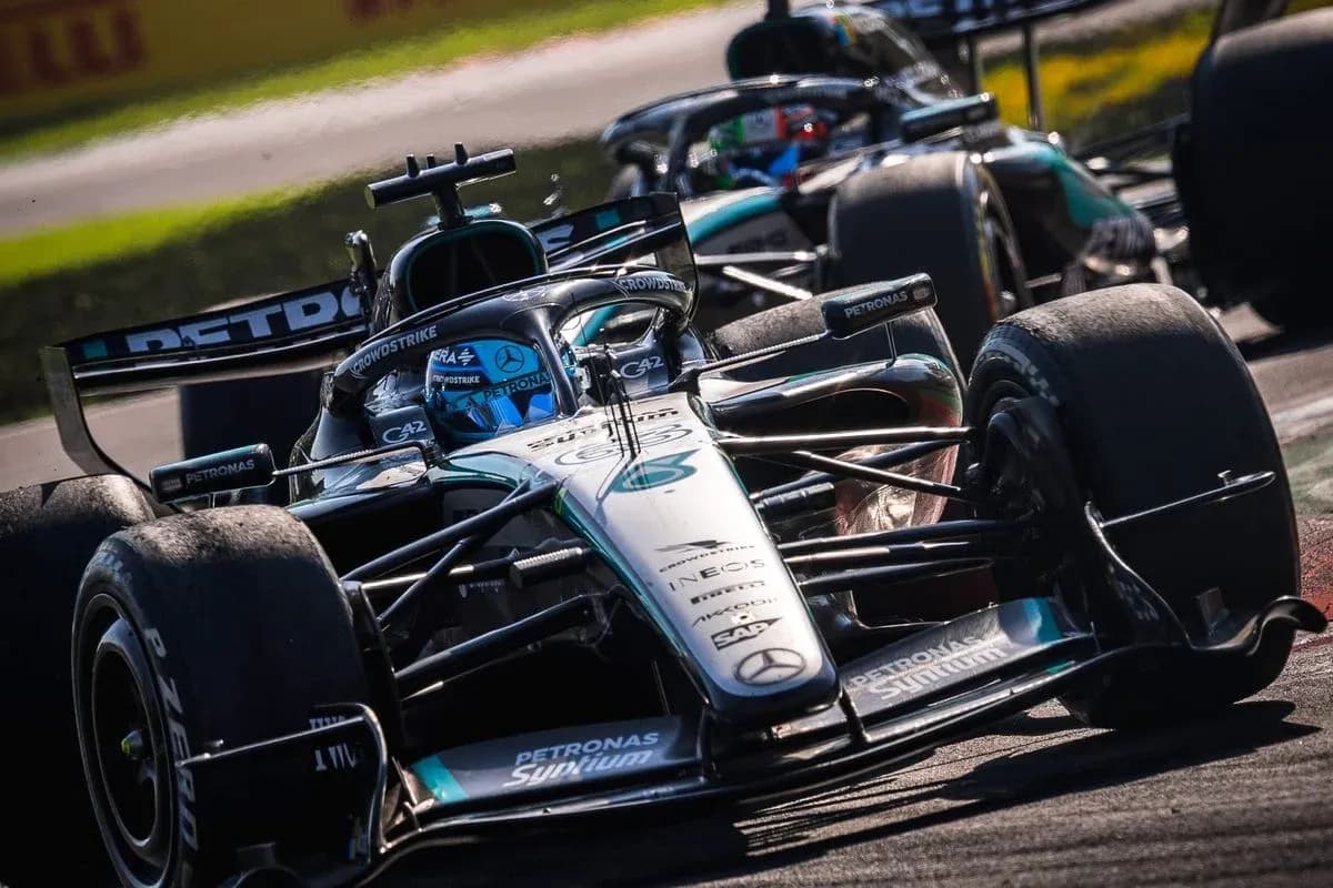 Coche de Fórmula 1 de Mercedes en carrera