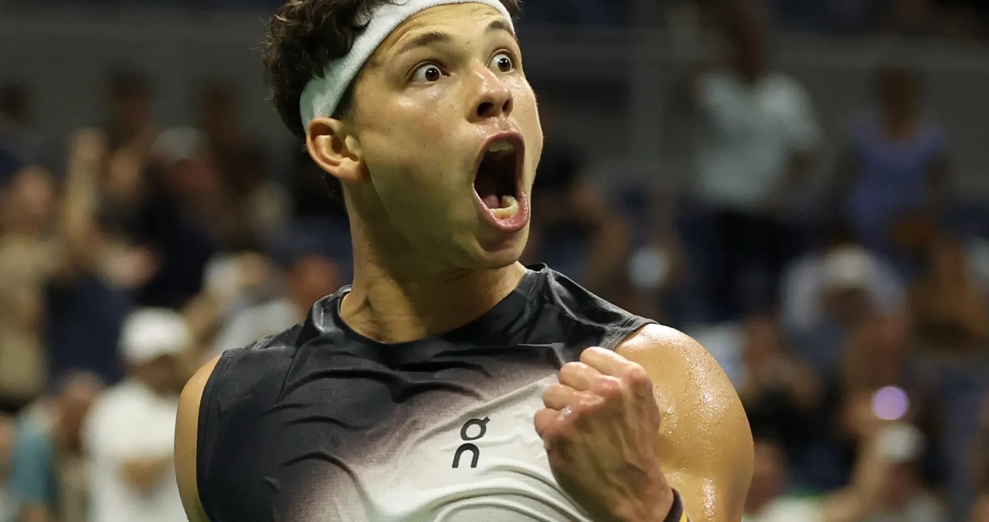 Jugador de tenis celebrando una victoria en el torneo