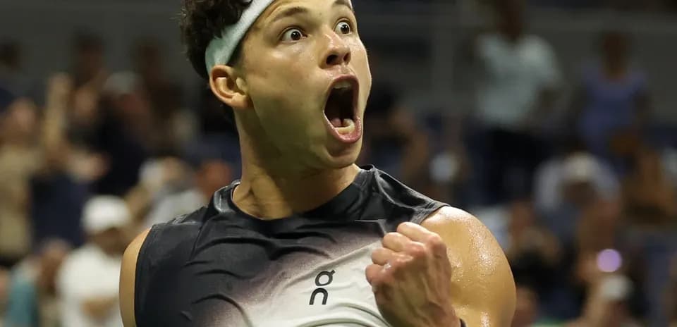 Jugador de tenis celebrando una victoria en el torneo