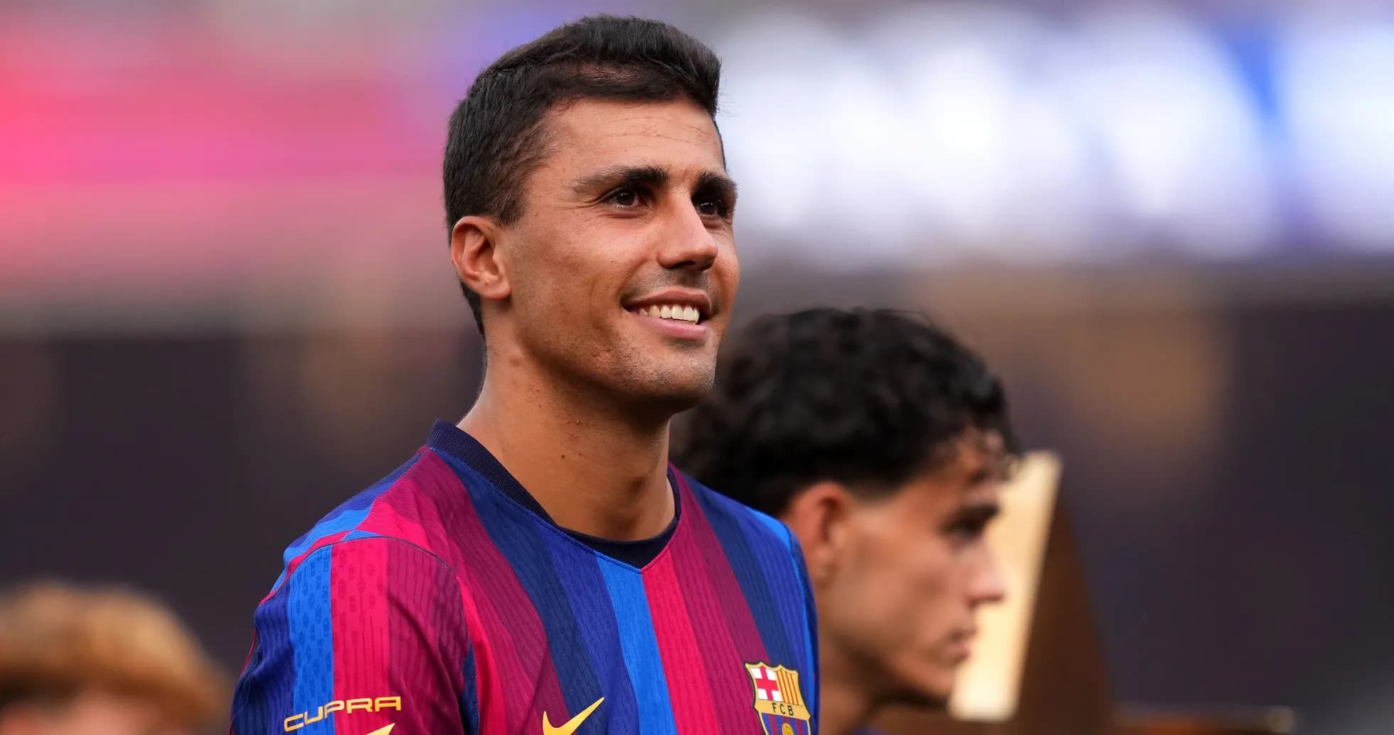 Jugador del FC Barcelona sonriendo durante celebración