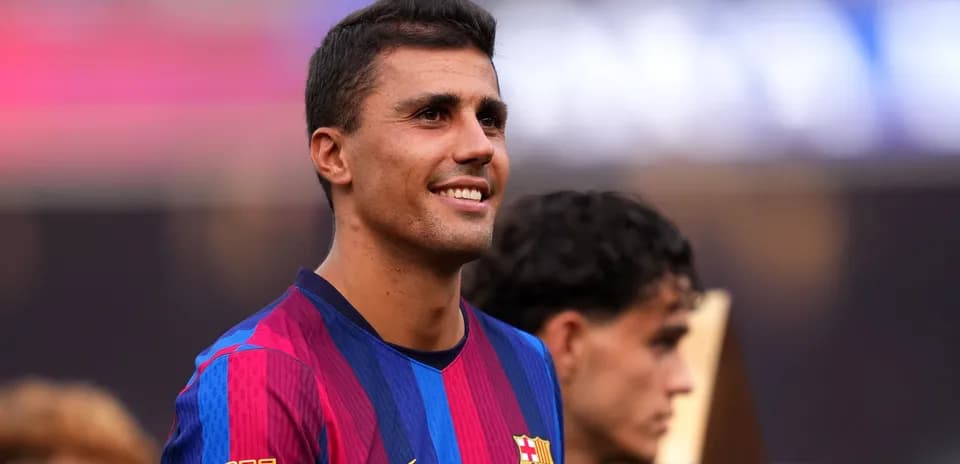 Jugador del FC Barcelona sonriendo durante celebración