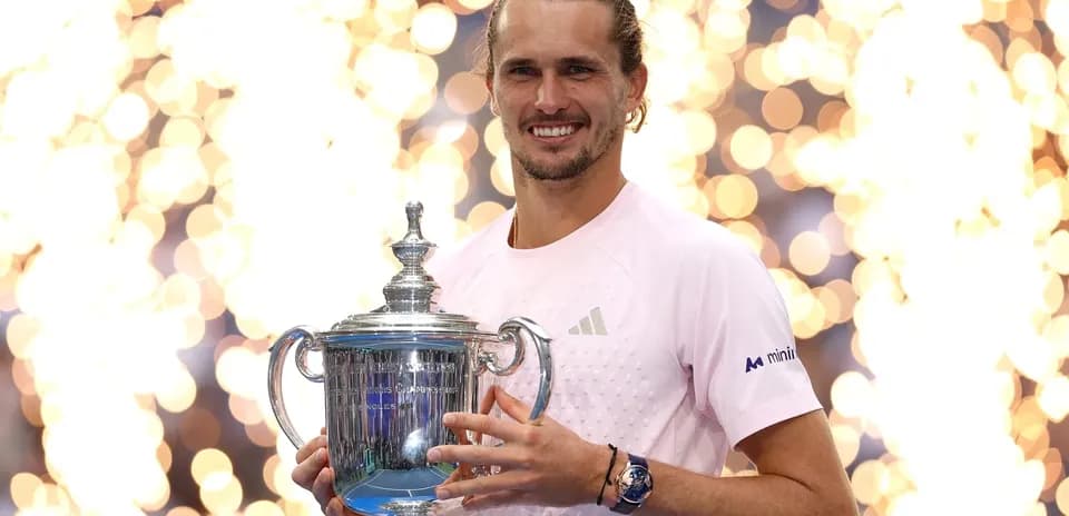 Jugador sosteniendo el trofeo del US Open