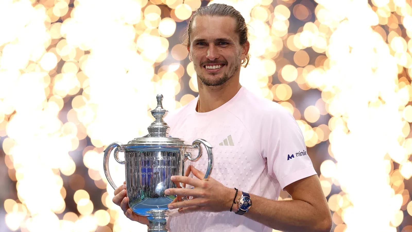 Jugador sosteniendo el trofeo del US Open