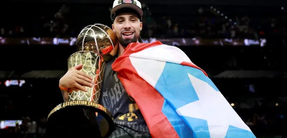 Jugador sosteniendo trofeo con bandera de Puerto Rico
