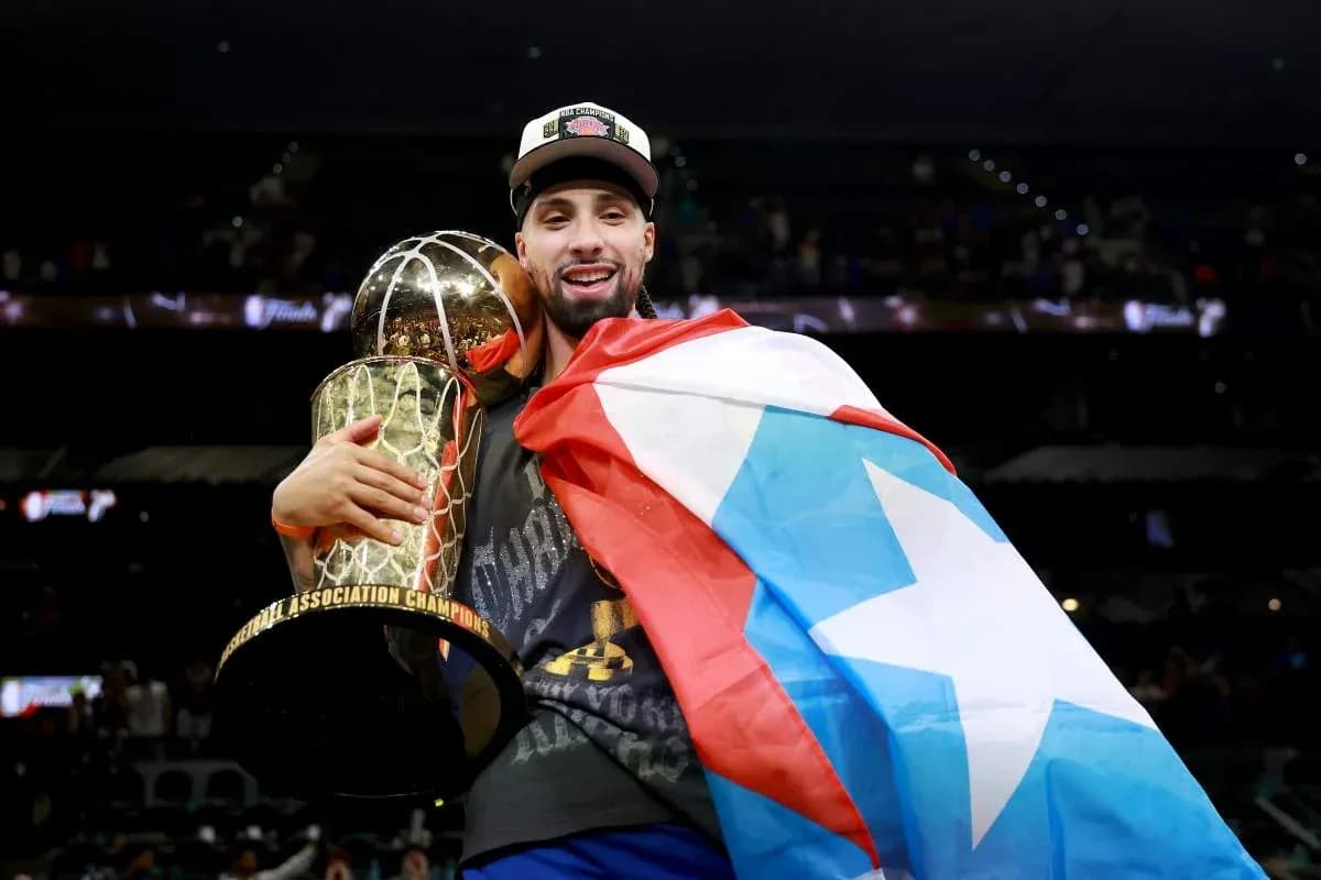 Jugador sosteniendo trofeo con bandera de Puerto Rico