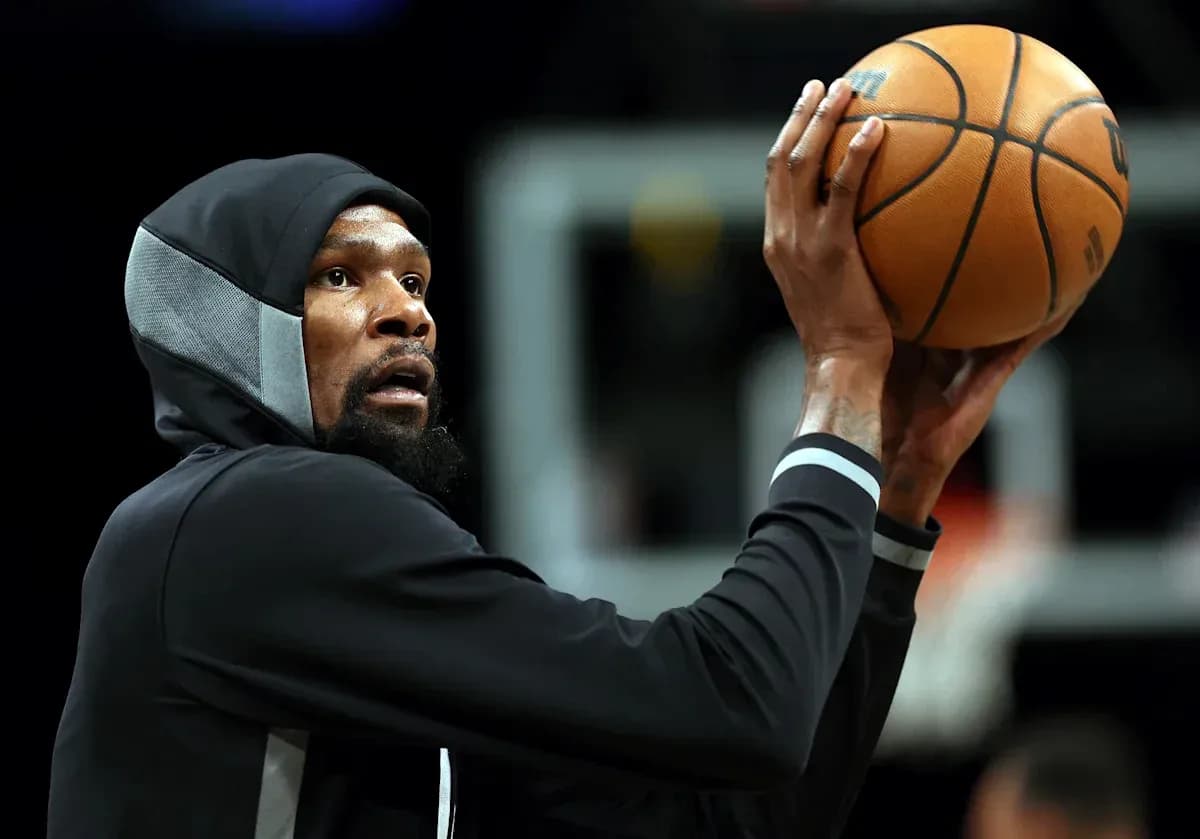 Jugador lanzando baloncesto durante entrenamiento