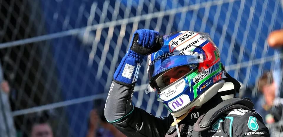 Piloto celebrando con el puño en alto tras carrera