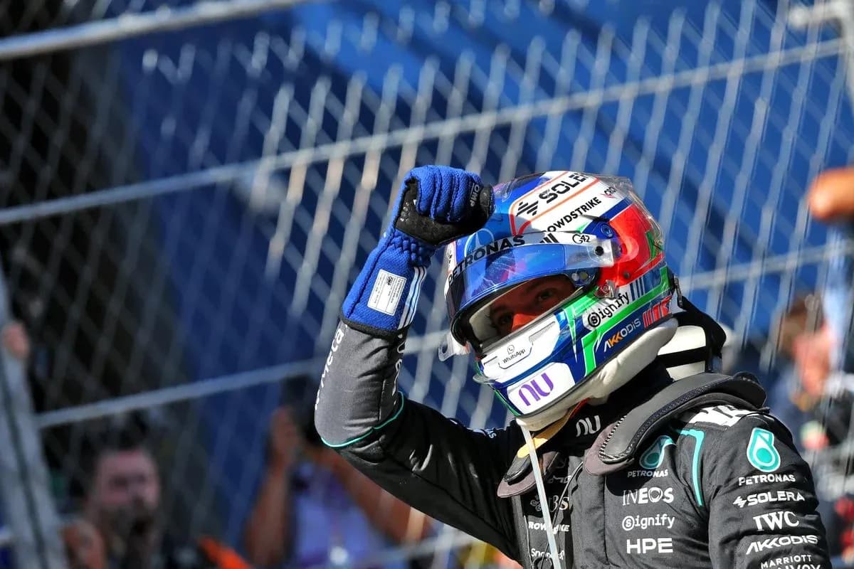 Piloto celebrando con el puño en alto tras carrera