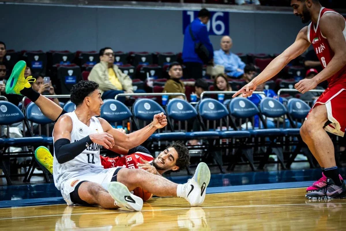 Jugadores en el suelo durante un partido de baloncesto